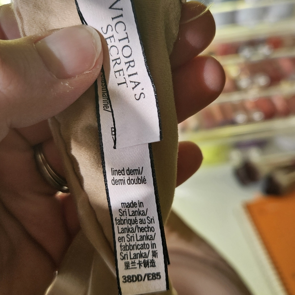 Victoria's Secret Body By Victoria Lined Demi Bra 38DD - Picture 5 of 5